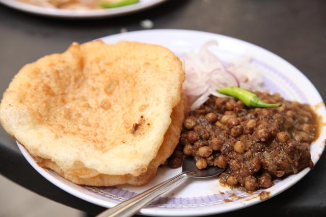 Cholle Bhatoore at Chache Di Hatti,Kamala Nagar Market. (Manoj Verma/ Hindustan Times)