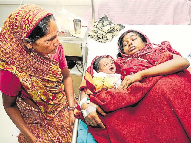 Noida: After a nearly 30-hour long standoff, the mother of a day-old baby finally accepted her child and began suckling her on Tuesday evening.(Burhaan Kinu/HT)