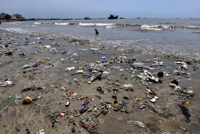 The sorry state of Juhu Koliwada beach in Mumbai. (Satish Bate/HT Photo)