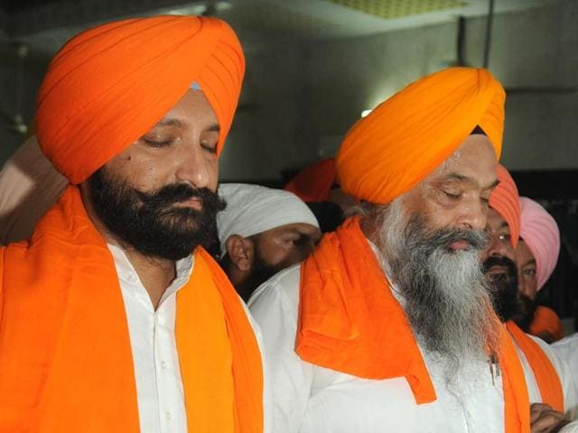 From right: SAD MP Prem Singh Chandumajra with his son and the newly-appointed Sanaur segment party in-charge Harinder Pal Singh Chandumajra at the Bahadurgarh gurdwara near Patiala on Monday.(Bharat Bhushan/HT Photo)