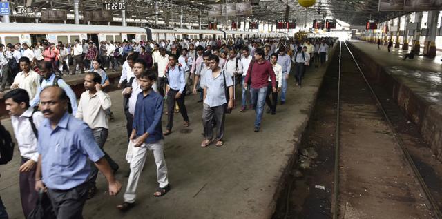 Passengers at Chattrapati Shivaji Terminus faced difficulties as train services were hit. (Anshuman Poyrekar/ HT Photo) Passengers at Chattrapati Shivaji Terminus faced difficulties as train services were hit. (Anshuman Poyrekar/ HT Photo)