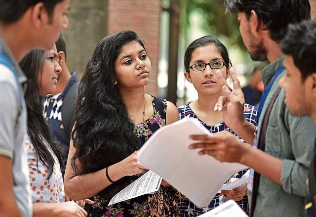 Conventionally, the cut-offs are highest for commerce and the lowest for humanities. Till last year, there were up to 12 cut-off lists for DU.(HT file photo)