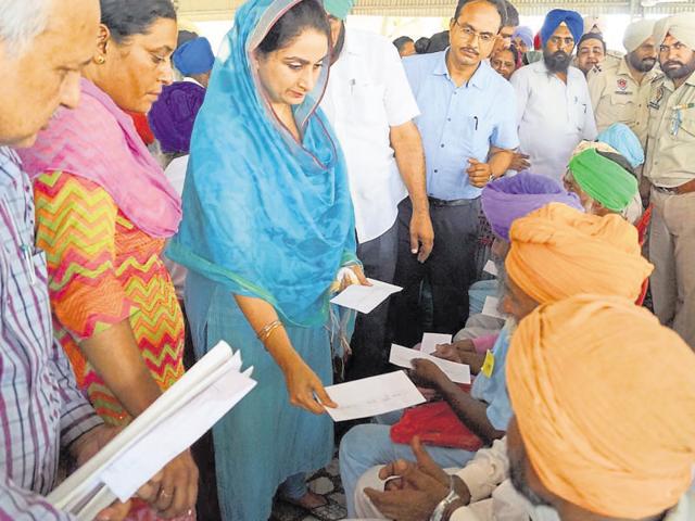 Accusing Congress and AAP for adopting double standards, Harsimrat said that both visionless and directionless parties were trying hard to mislead the people of Punjab. (HT Photo) Accusing Congress and AAP for adopting double standards, Harsimrat said that both visionless and directionless parties were trying hard to mislead the people of Punjab. (HT Photo)