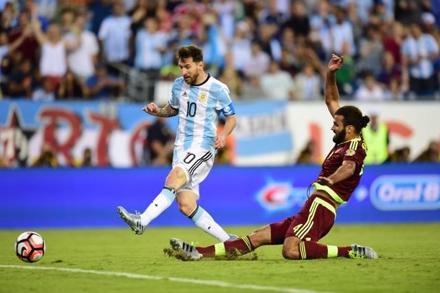 Argentina's Lionel Messi (left) vies for the ball with Venezuela's Oswaldo Vizcarrondo during a Copa America Centenario quarterfinal football match in Foxborough, Massachusetts, US. (AFP Photo) Argentina's Lionel Messi (left) vies for the ball with Venezuela's Oswaldo Vizcarrondo during a Copa America Centenario quarterfinal football match in Foxborough, Massachusetts, US. (AFP Photo)