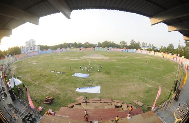 Preparations on at the KD Singh Babu stadium, where home minister Rajnath Singh will take part in the Yoga Day celebrations. (Deepak Gupta/HT Photo)