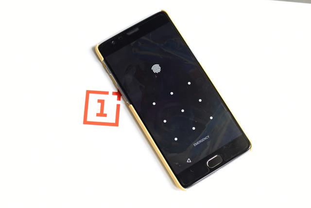 The phone has a 360-degree fingerprint sensor in the front, an alert slider button on the side just like an iPhone and the usual volume rocker and power buttons.(Sonu Mehta/ Hindustan Times) The phone has a 360-degree fingerprint sensor in the front, an alert slider button on the side just like an iPhone and the usual volume rocker and power buttons.(Sonu Mehta/ Hindustan Times)