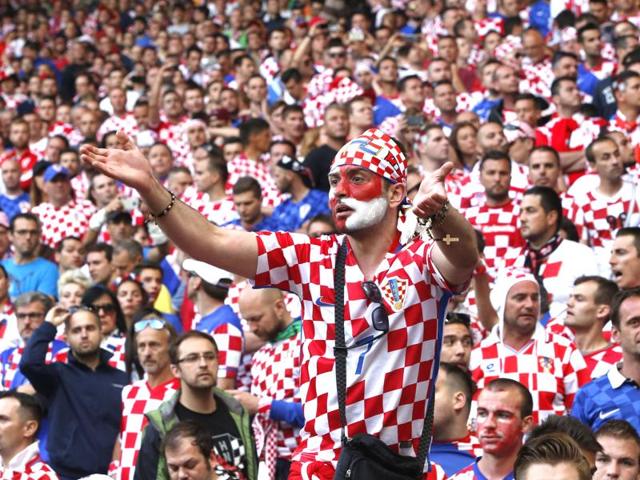 Stewards tend to flares thrown onto the pitch by fans as players look on during the Czech Republic vs Croatia game. (REUTERS) Stewards tend to flares thrown onto the pitch by fans as players look on during the Czech Republic vs Croatia game. (REUTERS)
