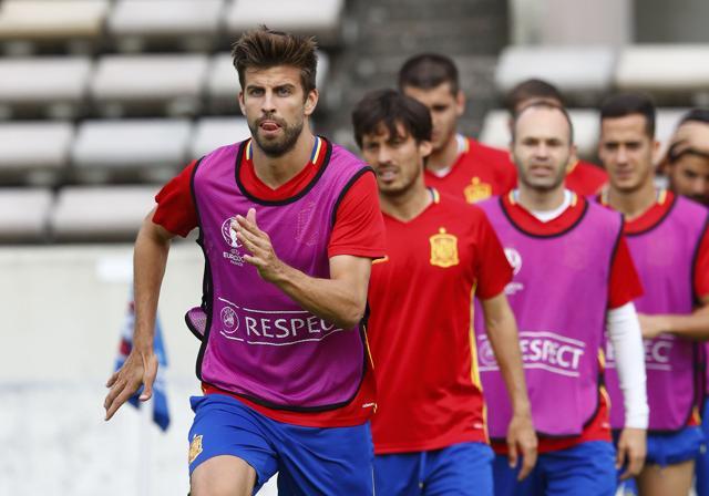 Spain's players (Left to right) Gerard Pique, David Silva and Andres Iniesta attend training at Stade Chaban Delmas, Bordeaux, France. (Reuters Photo)