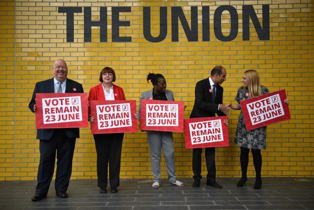 Labour council leaders pose holding banners in favour of remaining in the EU at a 'Labour IN' event, promoting the case to remain in the EU, in The Union building of Manchester Metropolitan University in Manchester, northern England on June 16, 2016. (AFP) Labour council leaders pose holding banners in favour of remaining in the EU at a 'Labour IN' event, promoting the case to remain in the EU, in The Union building of Manchester Metropolitan University in Manchester, northern England on June 16, 2016. (AFP)