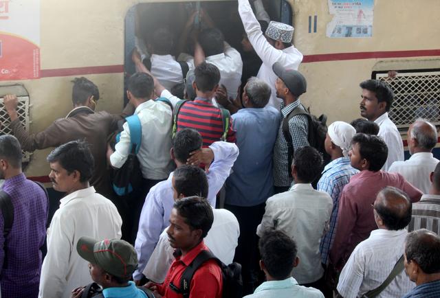 Commuters try to board a packed train in Mumbai. (Satyabrata Tripathy/ HT Photo) Commuters try to board a packed train in Mumbai. (Satyabrata Tripathy/ HT Photo)