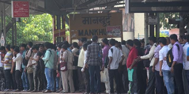 A long queue of passengers at Mankhued. (Satyabrata Tripathy/ HT Photo) A long queue of passengers at Mankhued. (Satyabrata Tripathy/ HT Photo)