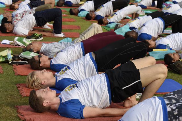 People perform yoga at Nehru Park, Chanakyapuri, in New Delhi. (Hindustan Times) People perform yoga at Nehru Park, Chanakyapuri, in New Delhi. (Hindustan Times)