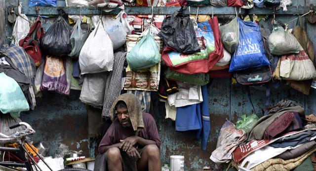 A roadside vendor on a wet day in Amritsar. (Gurpreet Singh/HT)