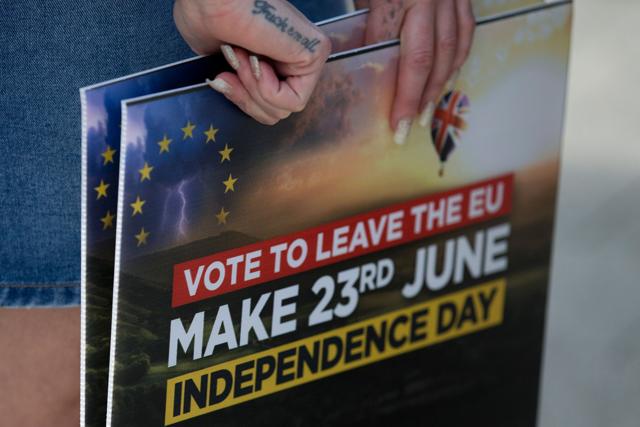 A Leave campaigner holds placards as she waits for the arrival of UK Independence Party (UKIP) leader Nigel Farage in Clacton-on-Sea, eastern England on June 21, 2016. (AFP Photo) A Leave campaigner holds placards as she waits for the arrival of UK Independence Party (UKIP) leader Nigel Farage in Clacton-on-Sea, eastern England on June 21, 2016. (AFP Photo)