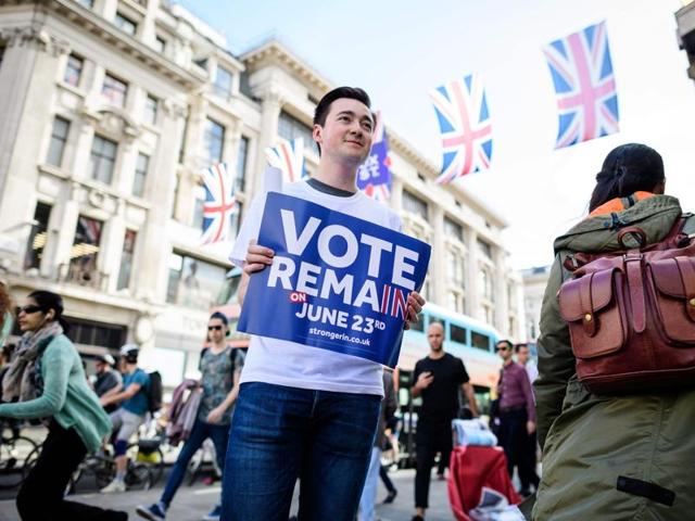 Campaigners from the "Vote Remain" group hand out stickers, flyers and posters in Oxford Circus, central London.(AFP)