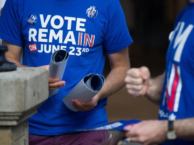 Campaigners from the "Vote Remain" group hand out stickers, flyers and posters in Oxford Circus, central London on 21 June 2016.(AFP Photo)