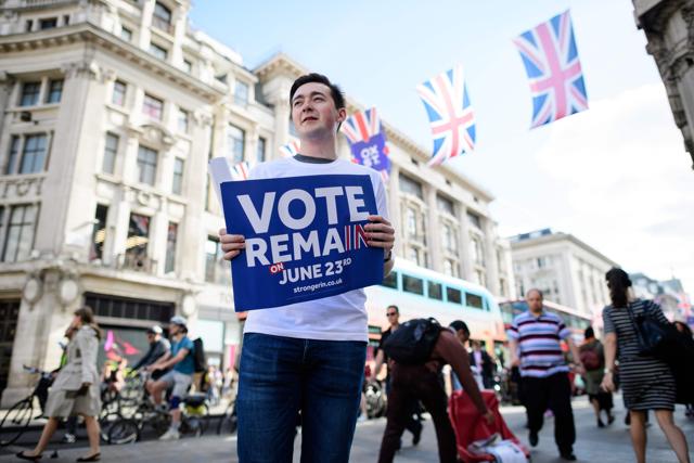 Campaigners from the "Vote Remain" group hand out stickers, flyers and posters in Oxford Circus, central London on 21 June 2016. (AFP Photo) Campaigners from the "Vote Remain" group hand out stickers, flyers and posters in Oxford Circus, central London on 21 June 2016. (AFP Photo)