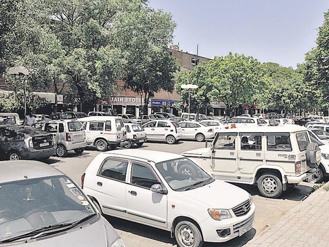 Sahib Singh parking lot went for Rs 62 lakh, while Empire Store lot went for Rs 50 lakh. (Ravi Kumar/HT Photo) Sahib Singh parking lot went for Rs 62 lakh, while Empire Store lot went for Rs 50 lakh. (Ravi Kumar/HT Photo)