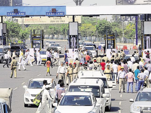 The Noida Vikas Manch, whose members met the Noida CEO on Tuesday, has held anti-toll protests at the DND Flyway earlier too.(HT File Photo)