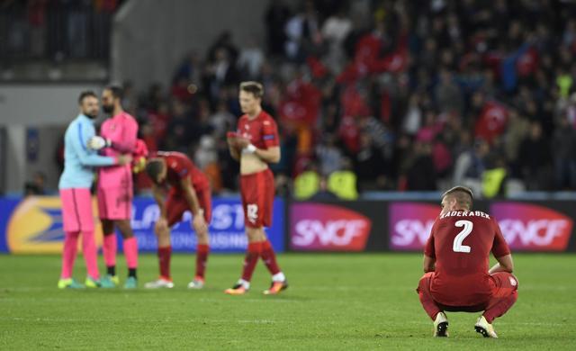 Czech players react at the end of the Euro 2016 group D football match between Czech Republic and Turkey at Bollaert-Delelis stadium in Lens. (AFP Photo)