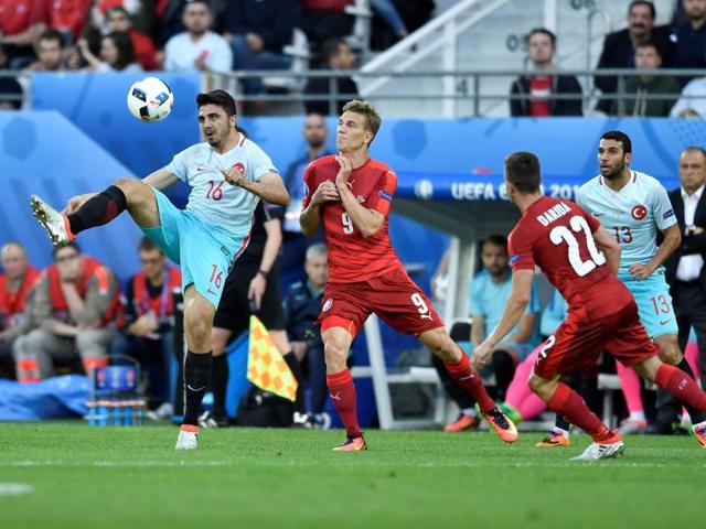 Turkey's midfielder Ozan Tufan (left) vies with Czech Republic's midfielder Borek Dockal during the Euro 2016 group D football match against Czech Republic. (AFP Photo) Turkey's midfielder Ozan Tufan (left) vies with Czech Republic's midfielder Borek Dockal during the Euro 2016 group D football match against Czech Republic. (AFP Photo)
