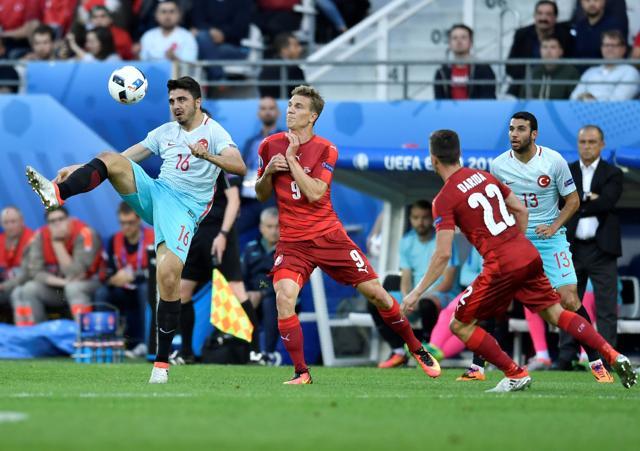 Turkey's midfielder Ozan Tufan (left) vies with Czech Republic's midfielder Borek Dockal during the Euro 2016 group D football match between Czech Republic and Turkey at Bollaert-Delelis stadium in Lens. (AFP Photo) Turkey's midfielder Ozan Tufan (left) vies with Czech Republic's midfielder Borek Dockal during the Euro 2016 group D football match between Czech Republic and Turkey at Bollaert-Delelis stadium in Lens. (AFP Photo)