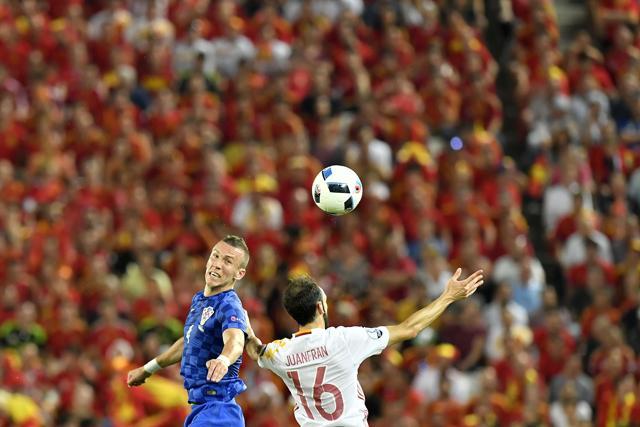 Croatia's midfielder Ivan Perisic (left) vies for the header with Spain's defender Juanfran during the Euro 2016 group D football match between Croatia and Spain at the Matmut Atlantique stadium in Bordeaux. (AFP Photo)