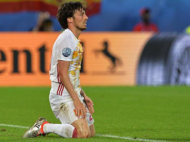 Spain's midfielder David Silva is pictured after his team is awarded a penalty during the Euro 2016 group D football match between Croatia and Spain at the Matmut Atlantique stadium in Bordeaux. (AFP Photo) Spain's midfielder David Silva is pictured after his team is awarded a penalty during the Euro 2016 group D football match between Croatia and Spain at the Matmut Atlantique stadium in Bordeaux. (AFP Photo)