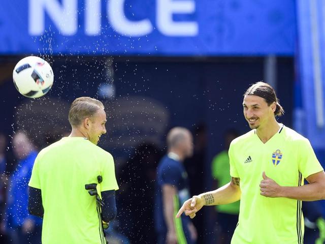 Sweden's forward and team captain Zlatan Ibrahimovic (right) and his teammate attends a training session at the Allianz Riviera stadium in Nice, on the eve of the Euro 2016 football match between Sweden and Belgium. (AFP Photo) Sweden's forward and team captain Zlatan Ibrahimovic (right) and his teammate attends a training session at the Allianz Riviera stadium in Nice, on the eve of the Euro 2016 football match between Sweden and Belgium. (AFP Photo)