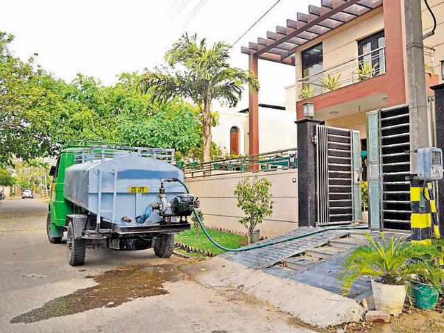 On Sunday, the Huda had said that the Basai plant will function normally from Tuesday morning, but the shortage persisted in areas that get supply from Chandu Budhera plant for two more days.(HT File)