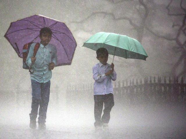 Students walk through the misty pre-monsoon showers in Shimla. (Deepak Sansta/HT)