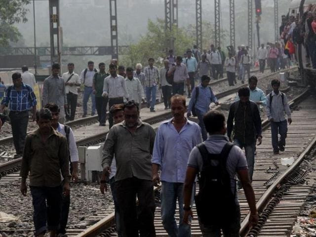 A technical snag brought the trains at platform number 1 of Thane station to a halt. (Praful Gangurde) A technical snag brought the trains at platform number 1 of Thane station to a halt. (Praful Gangurde)