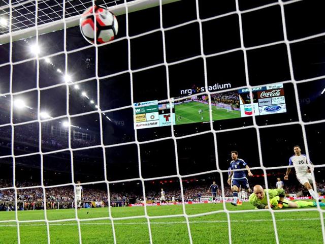 United States goalkeeper Brad Guzan (1) watches the goal by Argentina forward Gonzalo Higuain (not pictured) during the Copa America semifinal match. (Reuters Photo) United States goalkeeper Brad Guzan (1) watches the goal by Argentina forward Gonzalo Higuain (not pictured) during the Copa America semifinal match. (Reuters Photo)