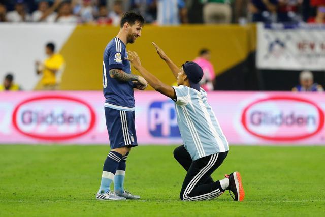 Lionel Messi interacts with a fan who ran onto the field prior to the start of the second half during the 2016 Copa America Centenario semifinal against United States at NRG stadium. (AFP Photo) Lionel Messi interacts with a fan who ran onto the field prior to the start of the second half during the 2016 Copa America Centenario semifinal against United States at NRG stadium. (AFP Photo)