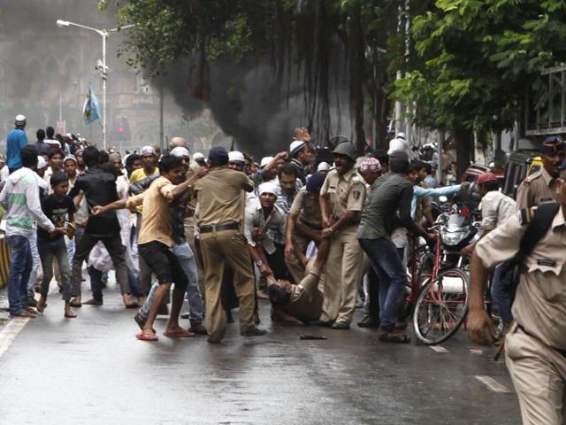 A mob attacked a village about 15km from the Jharkhand capital and torched 40 houses and dozens of vehicles on Monday night, apparently to avenge the murder of a land broker from a neighbouring area.(HT File Photo)