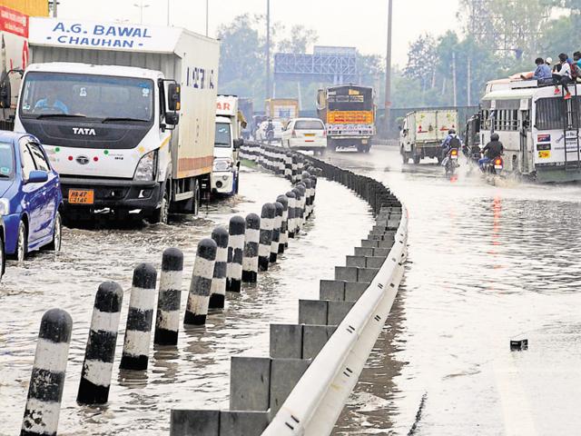 On Monday, thousands of commuters were caught in jams on the expressway.(Parveen Kumar/HT Photo)