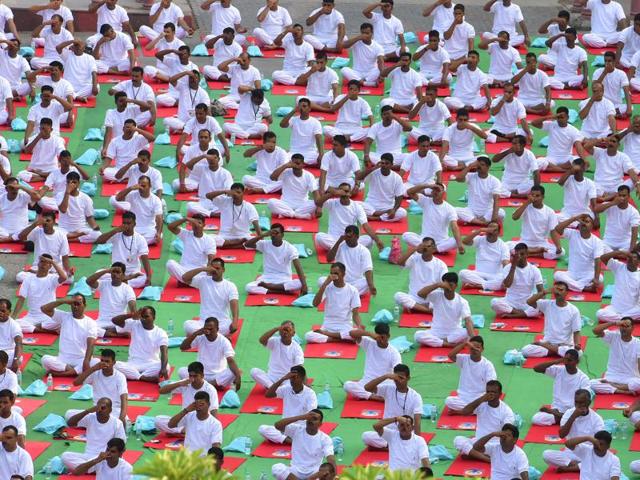 People perform a mass yoga session on July 21, International Yoga Day, in New Delhi. The Nagpur central jail authorities have shortened the sentence of 136 inmates by three months after they passed a Yogasana exam. The move is in line with the state government’s new directive this year. (Raj K Raj/HT Photo) People perform a mass yoga session on July 21, International Yoga Day, in New Delhi. The Nagpur central jail authorities have shortened the sentence of 136 inmates by three months after they passed a Yogasana exam. The move is in line with the state government’s new directive this year. (Raj K Raj/HT Photo)
