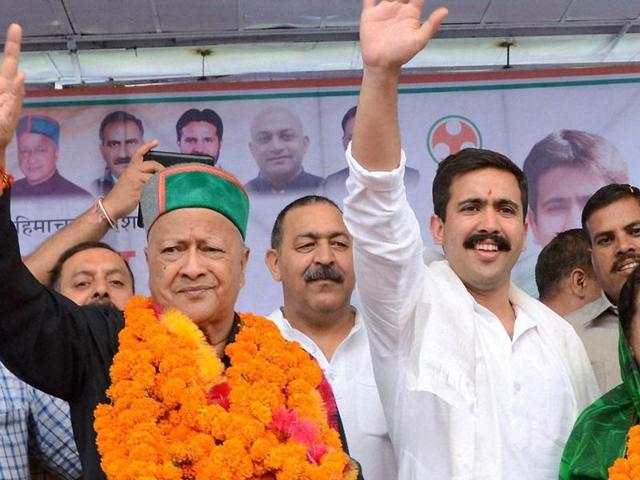 HP chief minister Virbhadra Singh with his wife Pratibha Singh and son Vikramaditya during a rally in Mandi.(PTI file photo)