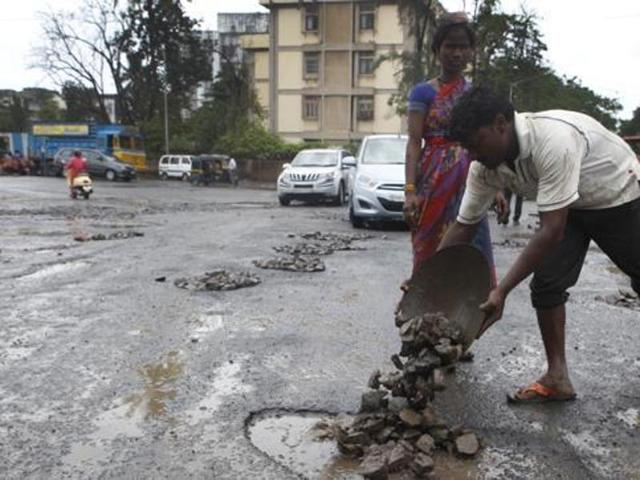 The BMC budgeted nearly Rs 3,200 crore a year for the roads department and undertook more than 3,000 road work projects in the last three years (HT) The BMC budgeted nearly Rs 3,200 crore a year for the roads department and undertook more than 3,000 road work projects in the last three years (HT)