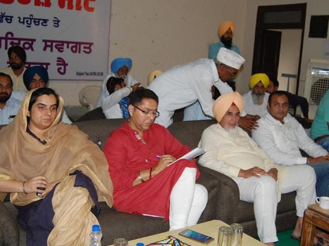 Aam Aadmi Party state convener Sucha Singh Chhotepur (second from right) and other AAP leaders during a meeting with traders and businessmen in Mansa on Wednesday.(HT Photo)