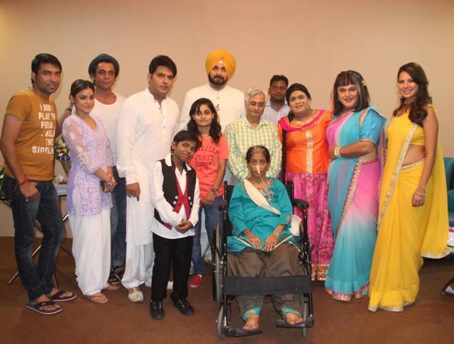 Kapil Sharma and his team with his fan.