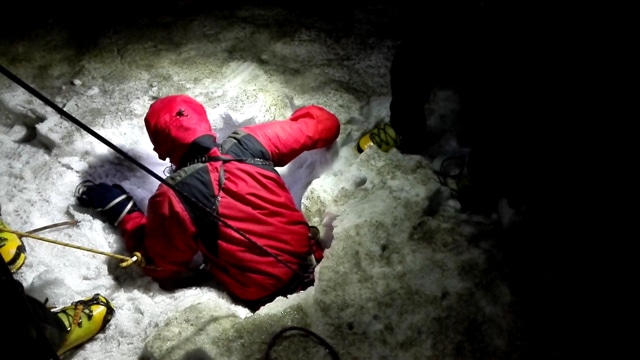A rescuer joins the operation to save Dumbre. (Provided by Devendra Rawat) A rescuer joins the operation to save Dumbre. (Provided by Devendra Rawat)