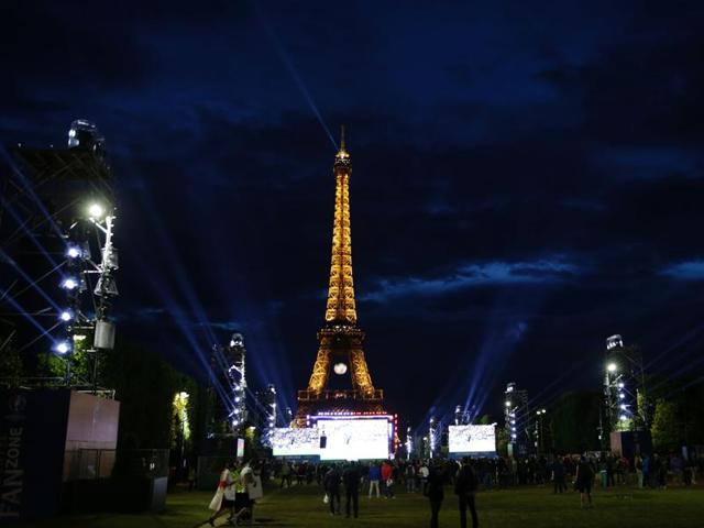 The fan zone below the Eiffel Tower is pictured during the showing of the Euro 2016 Group C football match between Germany and Poland. (AFP Photo) 
