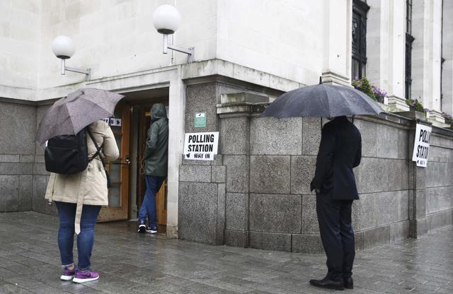 People queue in the rain outside a polling station for the Referendum on the European Union in north London in Britain on June 23, 2016. (REUTERS) People queue in the rain outside a polling station for the Referendum on the European Union in north London in Britain on June 23, 2016. (REUTERS)
