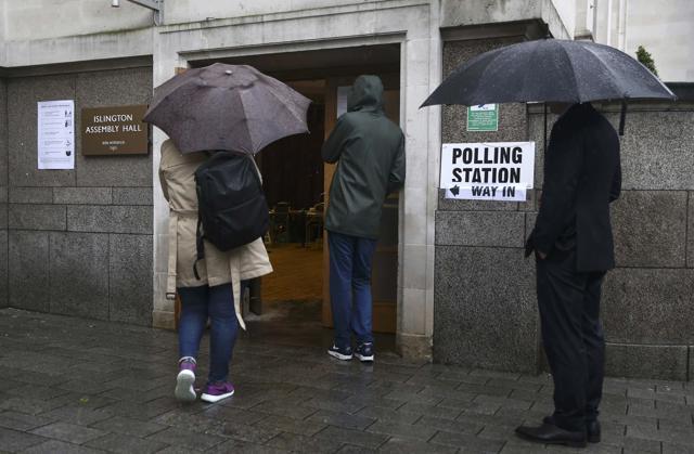 People queue in the rain outside a polling station for the Referendum on the European Union in north London in Britain on June 23, 2016. (REUTERS) People queue in the rain outside a polling station for the Referendum on the European Union in north London in Britain on June 23, 2016. (REUTERS)