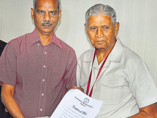 RU vice-chancellor JP Singhal with retired IAS officer Ajit Singh, 81, on Thursday.(HT Photo)