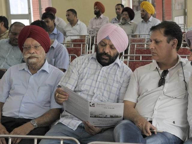 Participants during the auction at Sector 70 in Mohali.(Ravi Kumar/HT Photo)