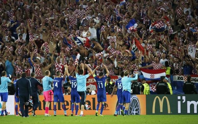 Football Soccer - Croatia v Spain - EURO 2016 - Group D - Stade de Bordeaux, Bordeaux, France - 21/6/16. Croatia players celebrates at the end of the game REUTERS/Sergio Perez. Livepic Football Soccer - Croatia v Spain - EURO 2016 - Group D - Stade de Bordeaux, Bordeaux, France - 21/6/16. Croatia players celebrates at the end of the game REUTERS/Sergio Perez. Livepic