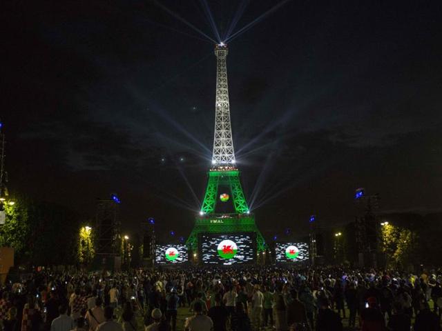 England supporters watch the Euro 2016 football match between England and Russia on a giant screen in front of the Eiffel Tower in Paris. (AFP Photo) 
