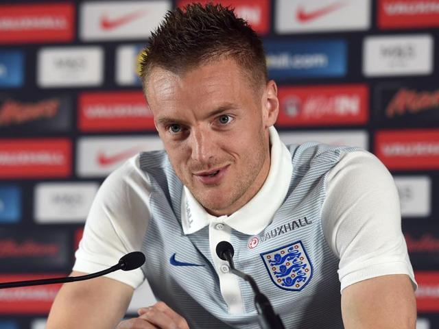 Jamie Vardy signs new Leicester City contract